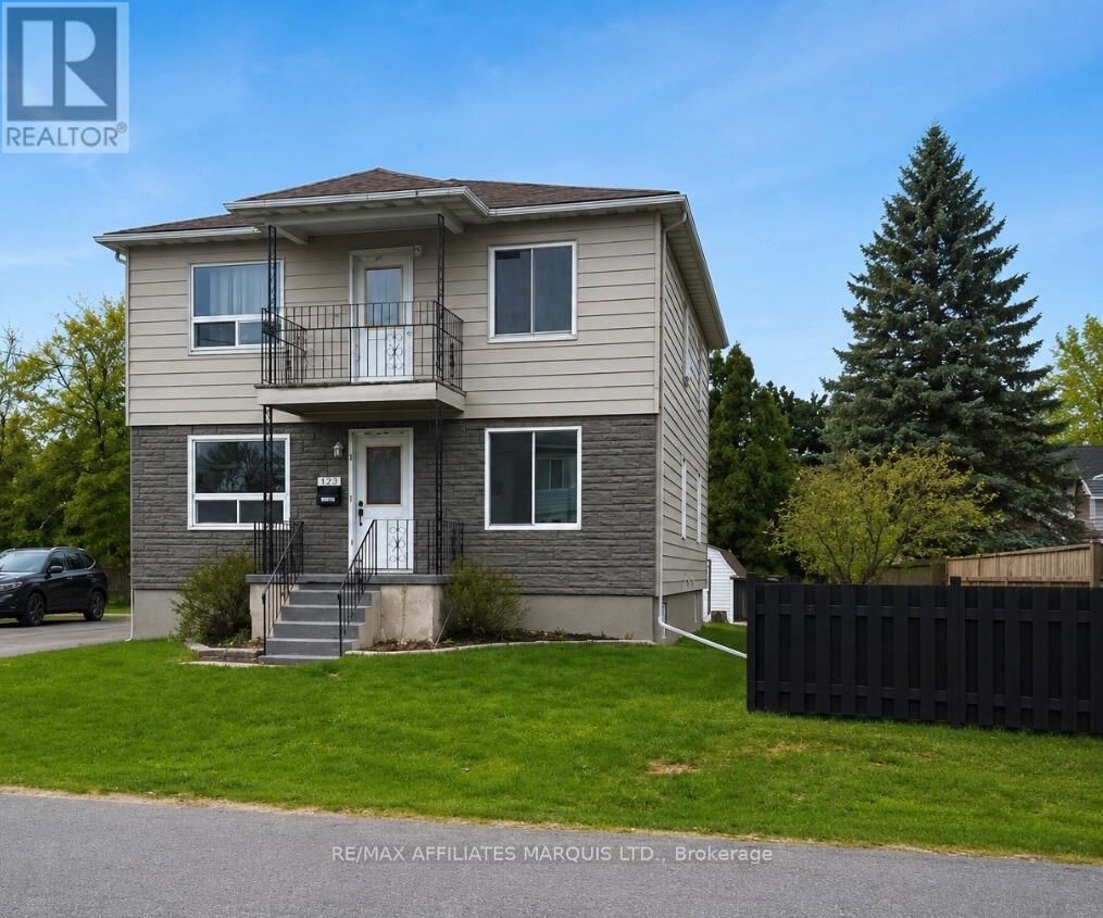 Property Photo:  127 New Street  ON K6H 3G1 