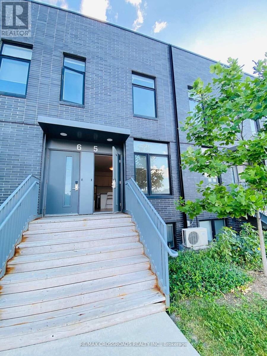 Property Photo: 1720 Simcoe Street North 5 ON L1G 4X9
