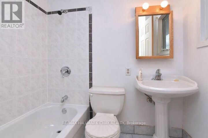 Property Photo:  18 Elm Street B  ON L9R 1M8 