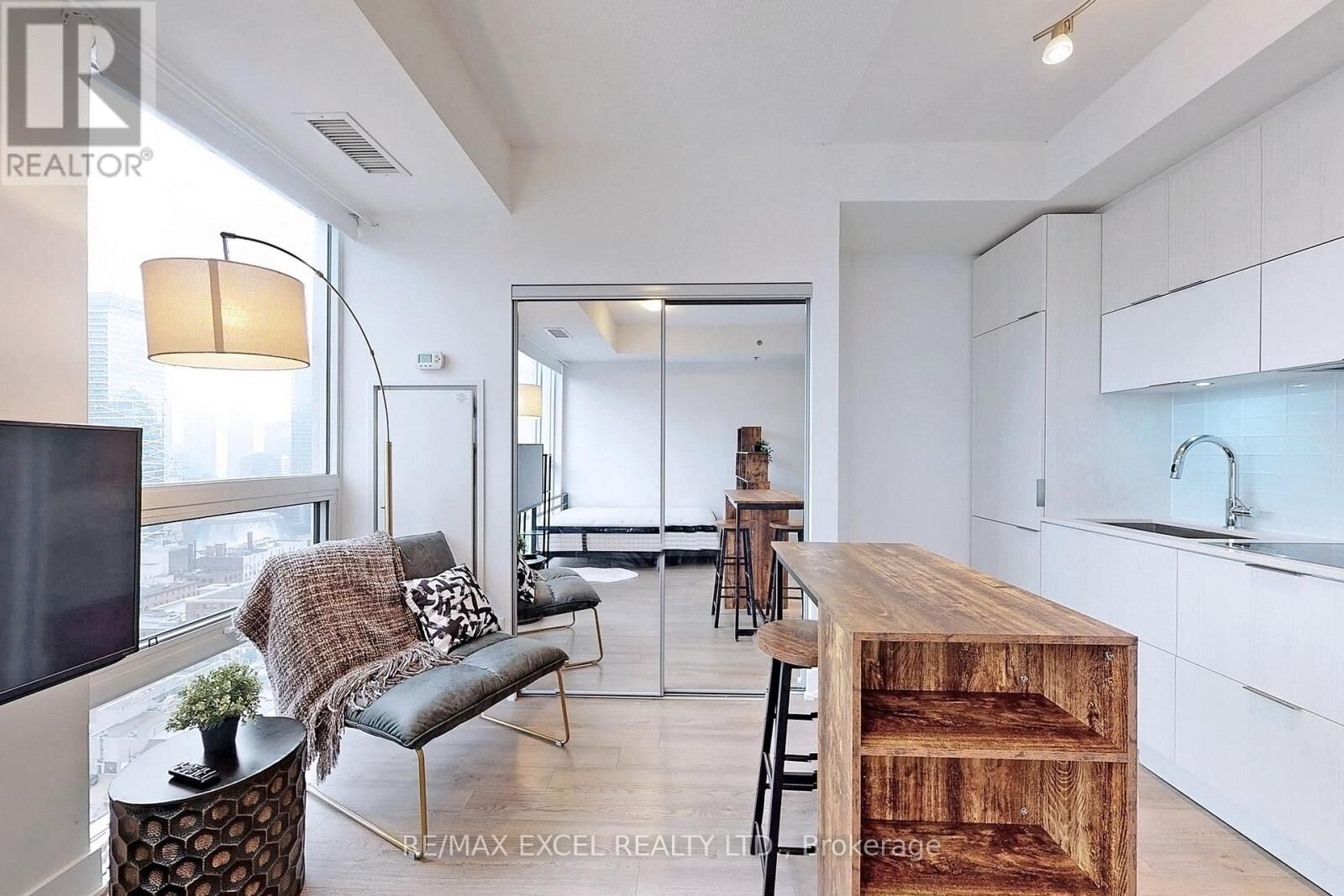Property Photo: 318 Richmond Street West 2505 ON M5V 1X2