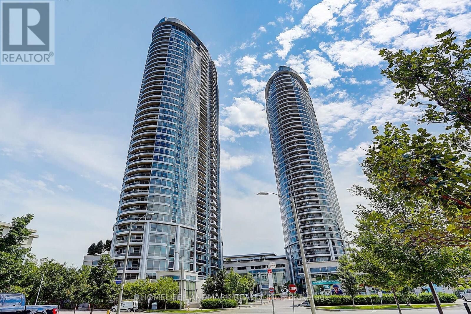 Property Photo: 125 Village Green Square 1510 ON M1S 0G3