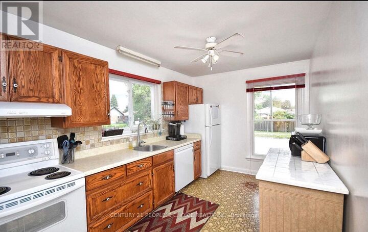 Property Photo:  62 Tecumseh Drive Main  ON L4G 2X4 