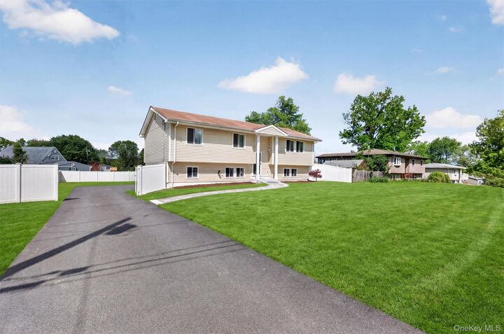 Property Photo:  10 Tanglewood Drive  NY 10924 