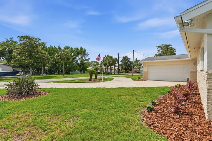 Property Photo:  1401 SE Paradise Avenue  FL 34429 