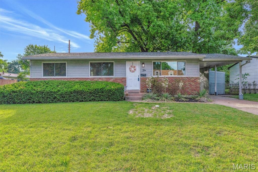 Property Photo:  10 Garnier Court  MO 63031 