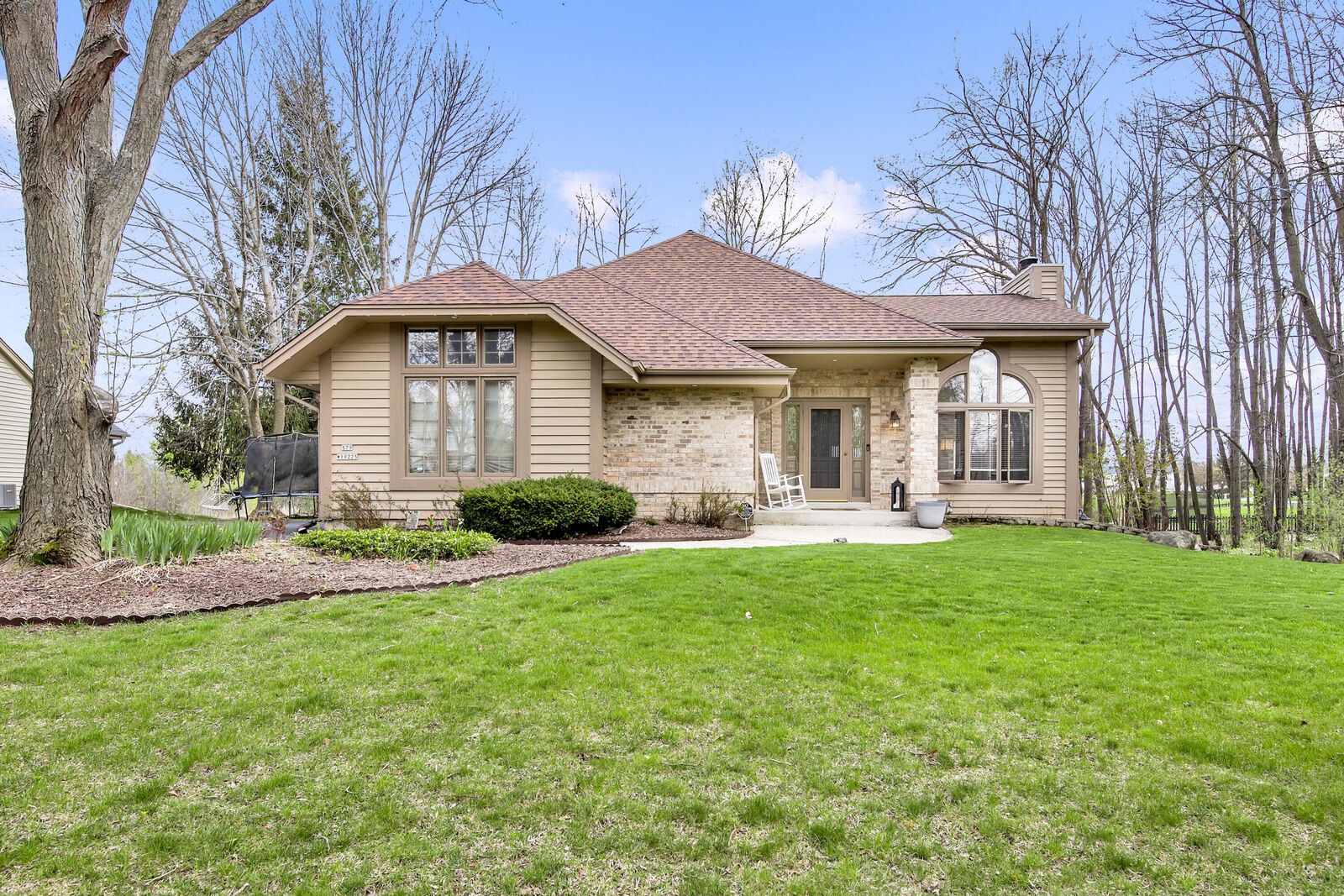 Property Photo:  S79w19225 River Oaks Ct  WI 53150 