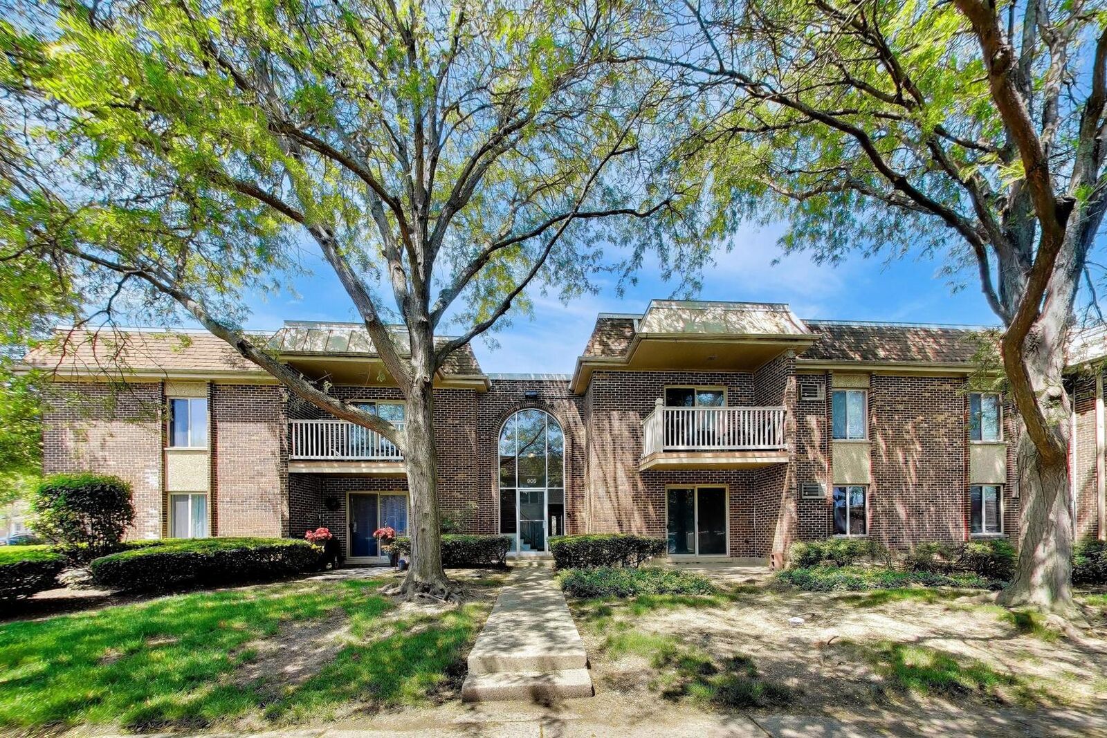 Property Photo: 906 W Alleghany Drive 1B IL 60004