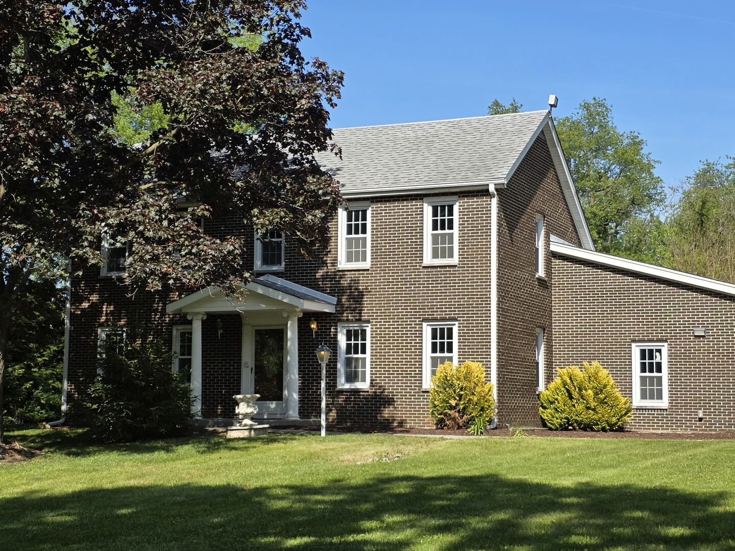 Property Photo:  87 W Surrey Lane  IL 60010 