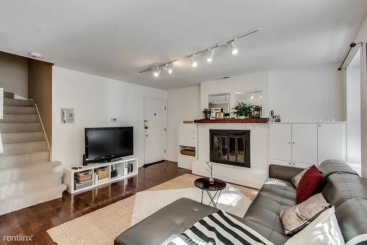 Property Photo:  1011 N La Salle Drive 1W  IL 60610 