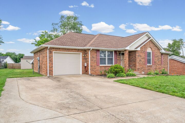 Property Photo: 438 Kelsey Dr TN 37042