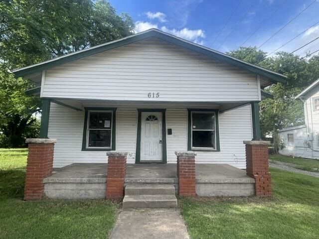 Property Photo:  615 W Broadway  OK 74601 