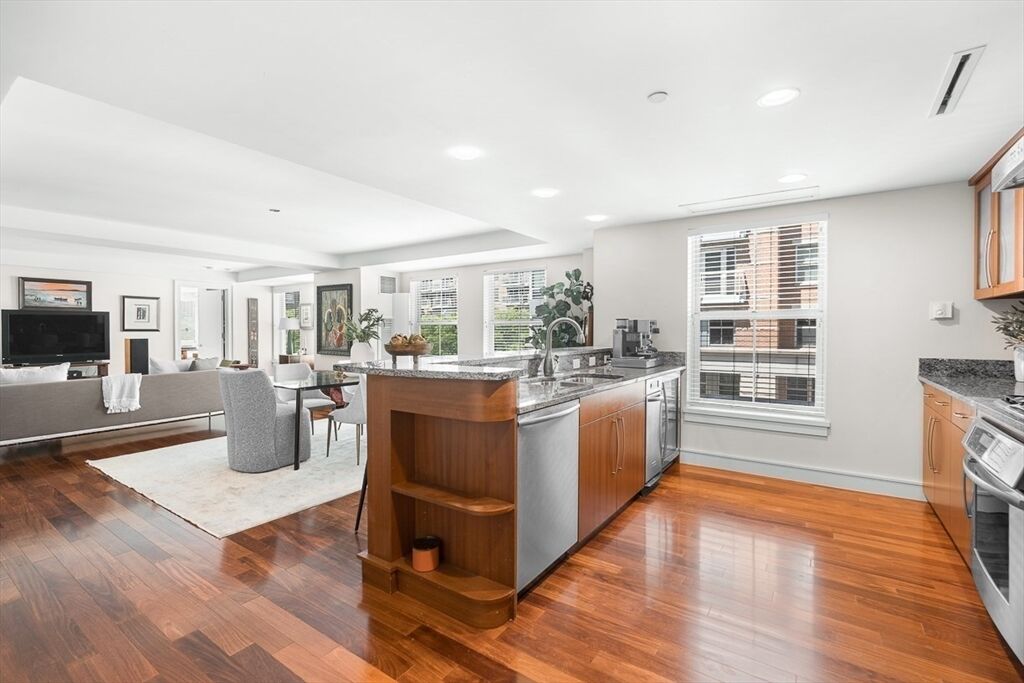 Property Photo:  4 Battery Wharf 4302  MA 02109 
