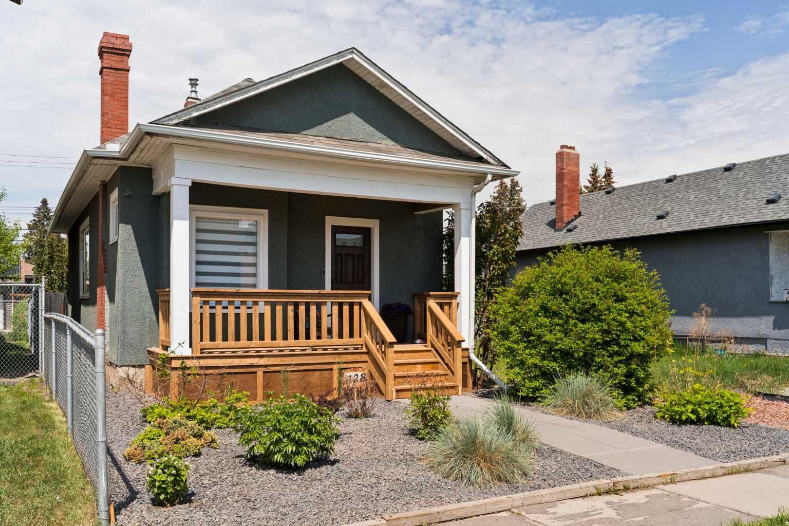 Property Photo:  128 18 Avenue NE  AB T2E 1M9 