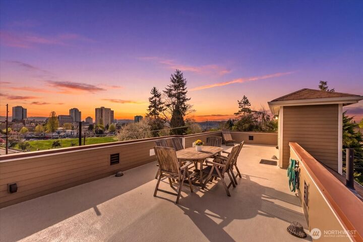 Property Photo:  400 NE 50th Street  WA 98105 