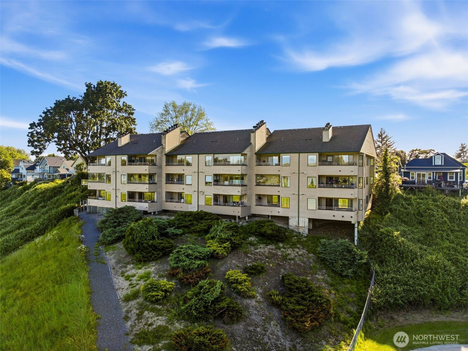 Property Photo:  101  Pine Ave 105  WA 98290 