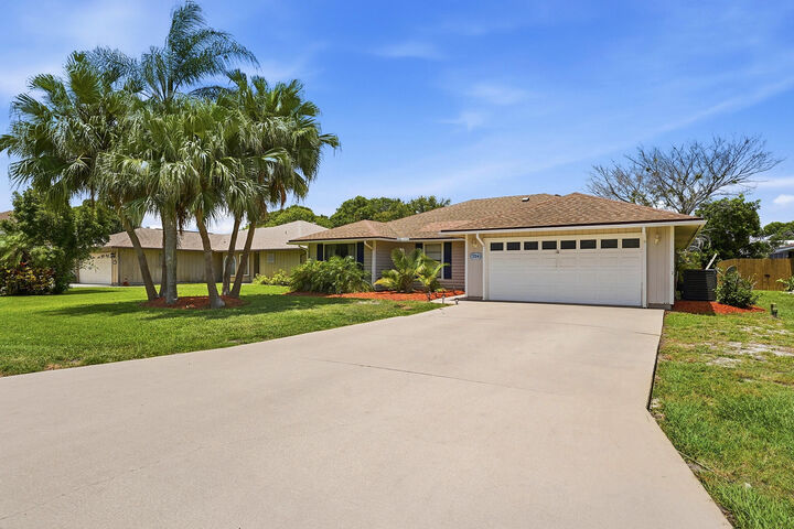 Property Photo: 724 24th Square FL 32962