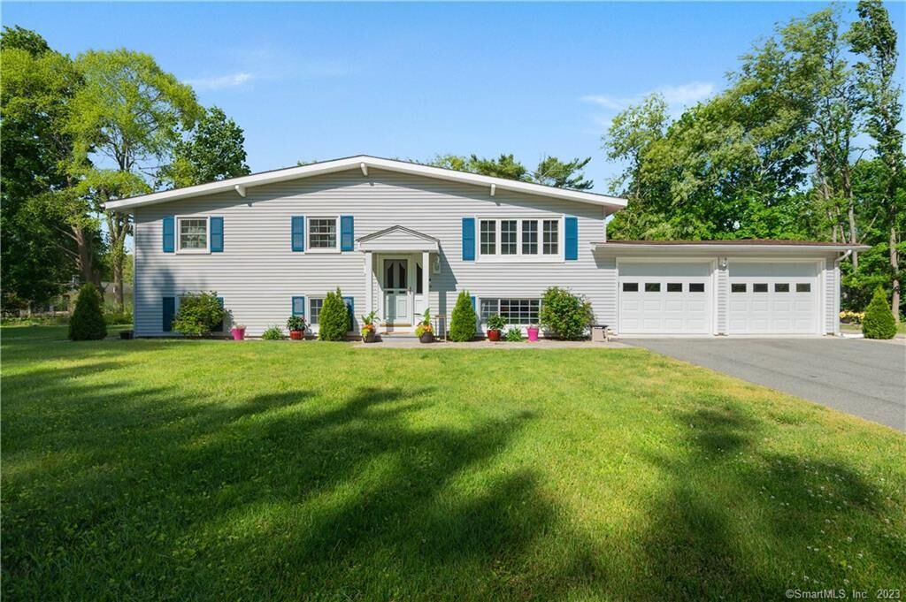 Property Photo: 10 London Court CT 06475