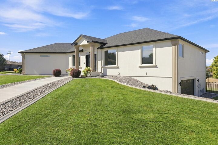 Property Photo:  662 S Hawaii Pl  WA 99336 