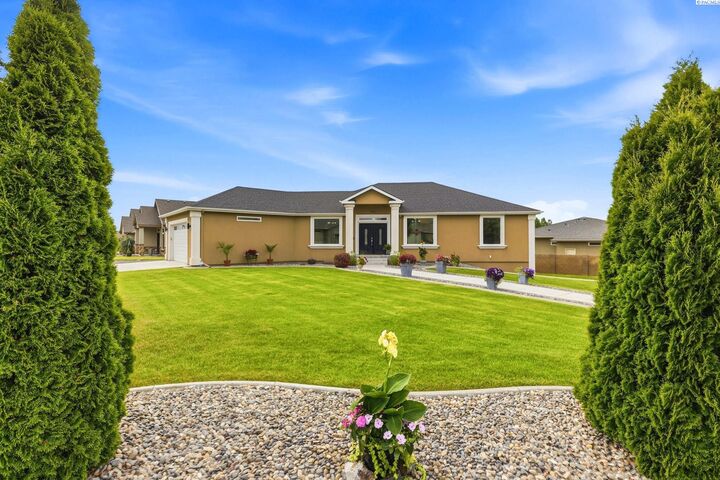 Property Photo:  662 S Hawaii Pl  WA 99336 