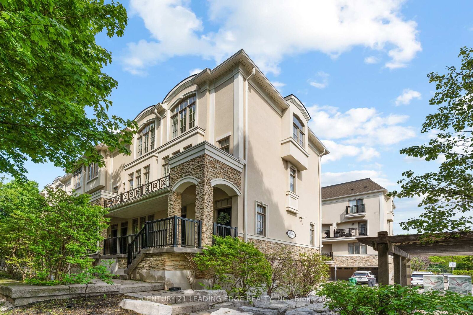 Property Photo: 3077 Cawthra Road 18 ON L5A 2X4