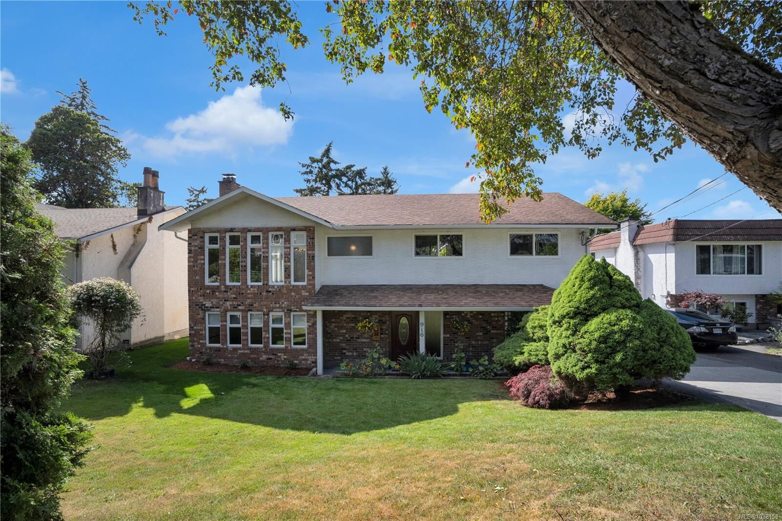 Property Photo: 916 Rankin Rd BC V9A 6V6