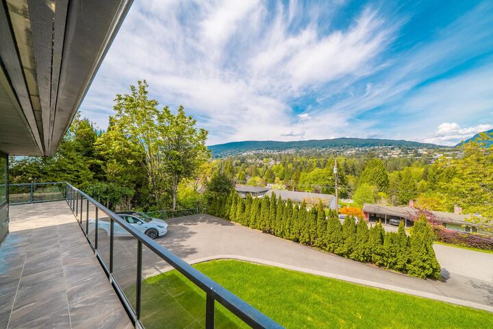 Property Photo:  880 Jefferson Avenue  BC V7T 2A4 