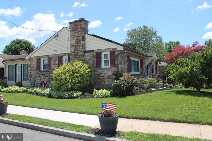 Property Photo:  158 N Green Street  PA 17078 
