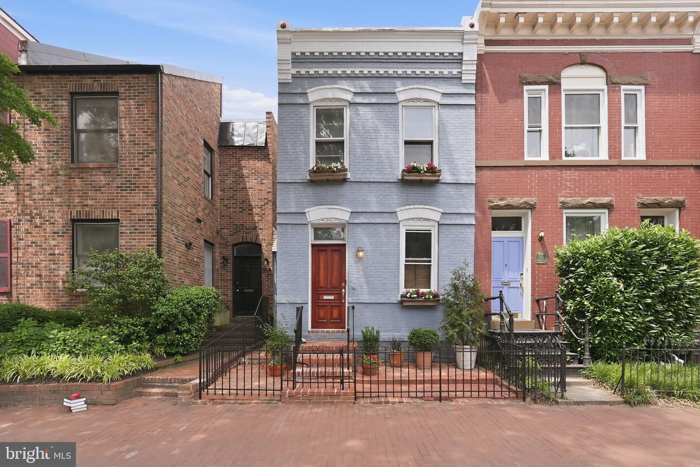Property Photo:  315 11th Street SE  DC 20003 
