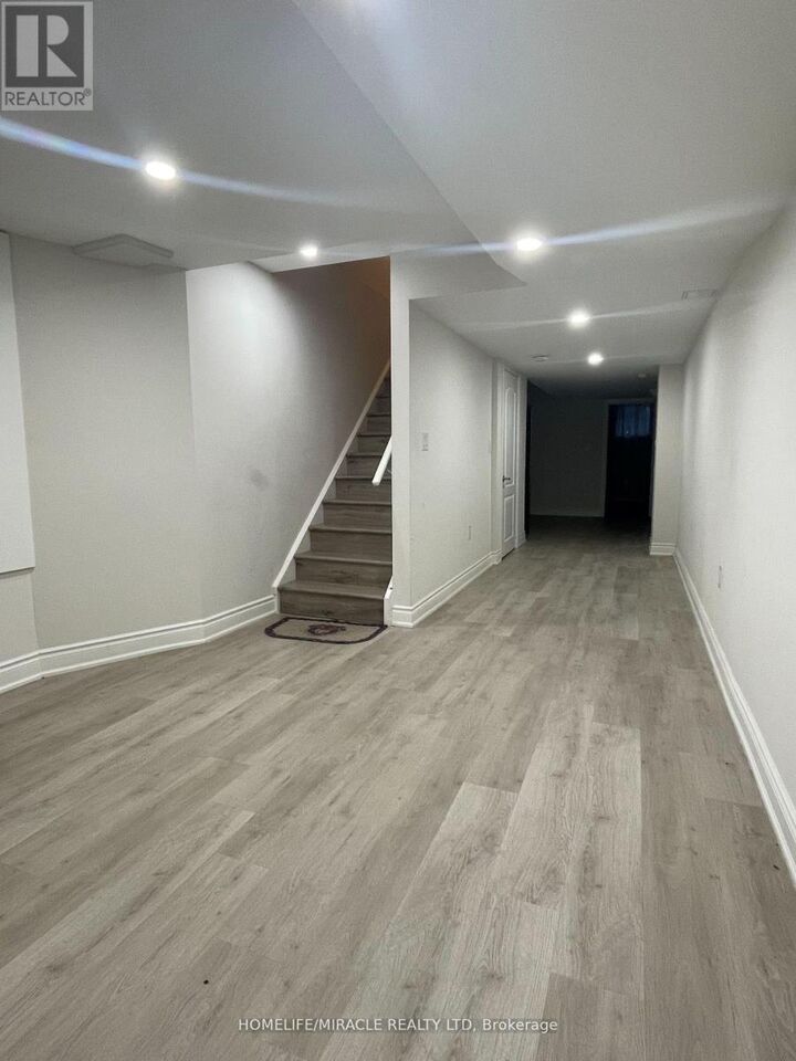 Property Photo:  9 Humberstone Crescent  ON L7A 4C3 