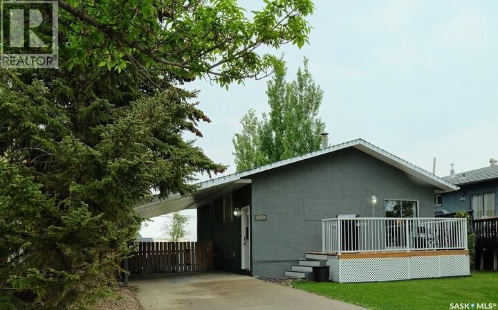 Property Photo:  302 7th Street E  SK S0L 2V0 