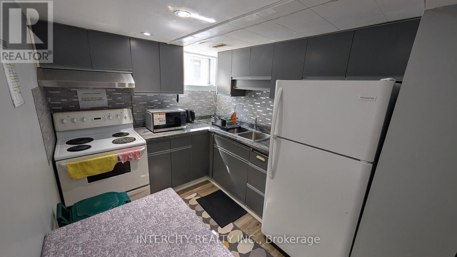 Property Photo: 56 Caracas Road Room 3 ON M2K 1B1