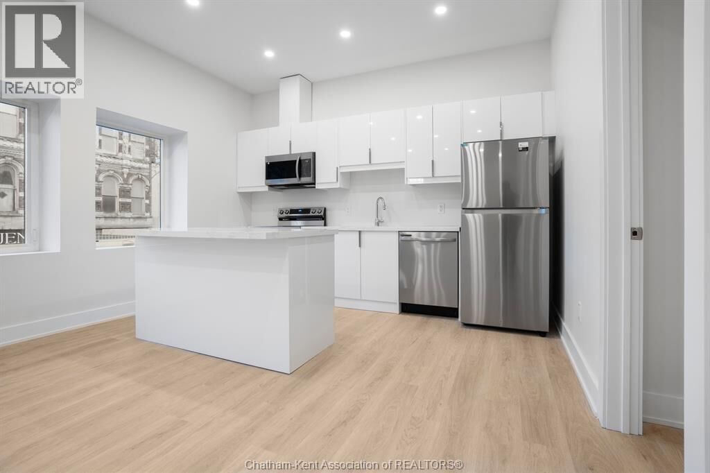 Property Photo:  153 King Street 7  ON N7M 1E4 