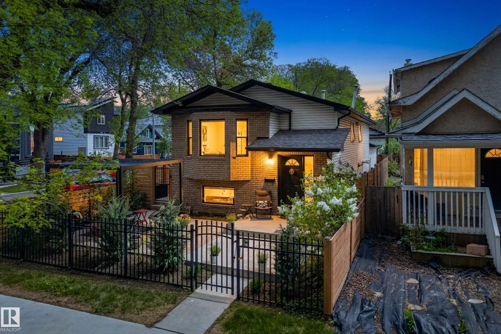 Property Photo:  10869 94 Street NW  AB T5H 1Z8 