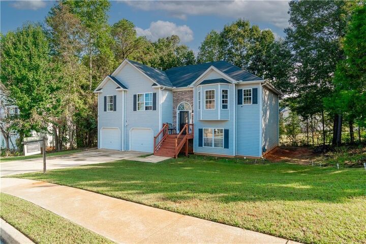 Property Photo:  6160 Queensdale Drive  GA 30135 