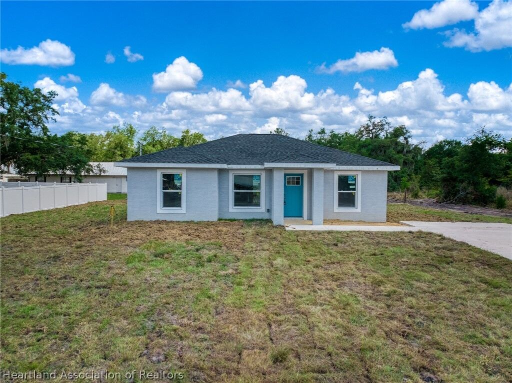 Property Photo:  2721 W Exeter Road  FL 33825 