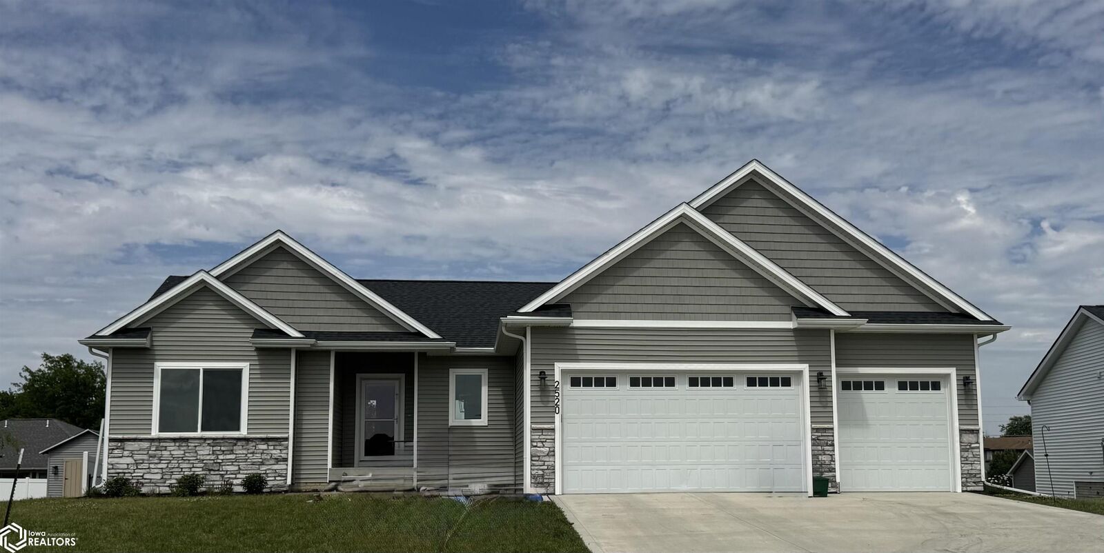 Property Photo:  2520 Knollway Drive  IA 50158 