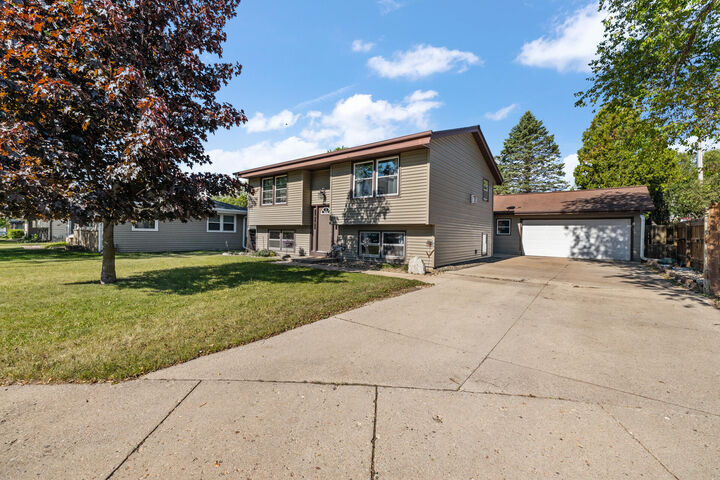 Property Photo:  855 Lois Ct  WI 53027 