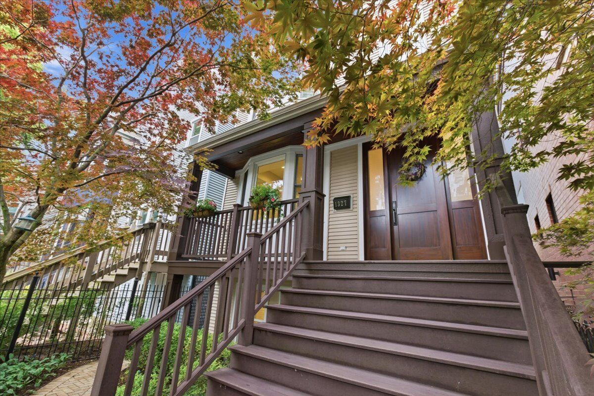 Property Photo:  1327 W Barry Street  IL 60657 