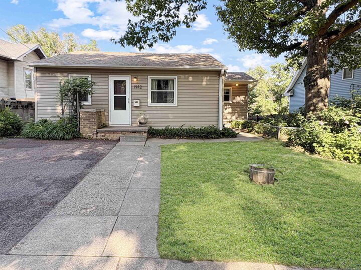 Property Photo:  1912 Wall St  IA 51104 