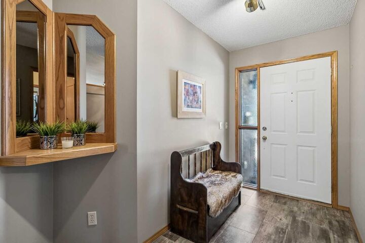 Property Photo:  112 Oakbriar Close SW  AB T2V 5H2 