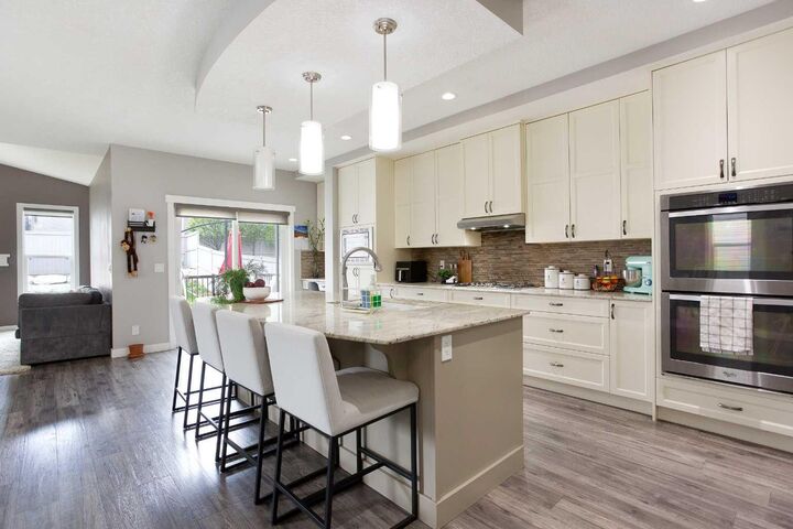 Property Photo: 342 Hillcrest Circle SW AB T4B 4B3