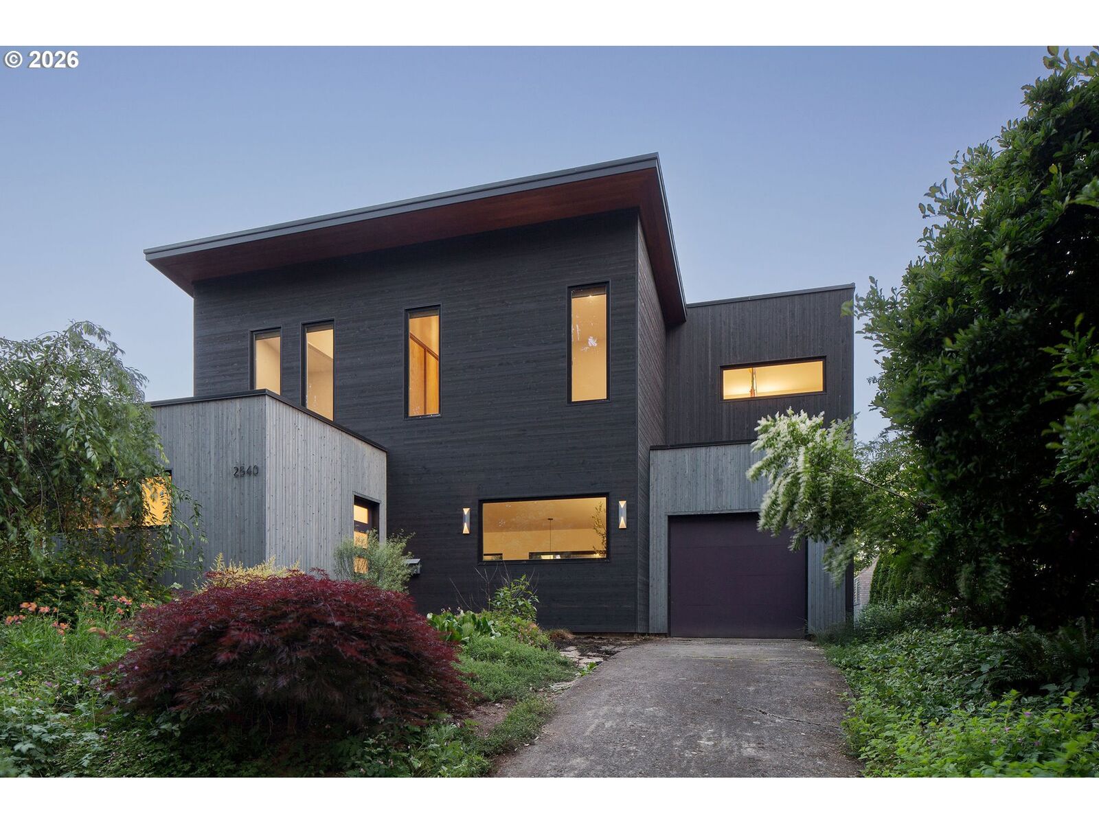 Property Photo:  2540 SE Clay St  OR 97214 
