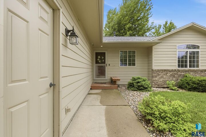 Property Photo: 6519 W Bonnie Ct SD 57106