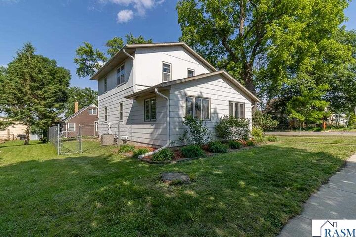 Property Photo: 725 S Minnesota Street MN 56073