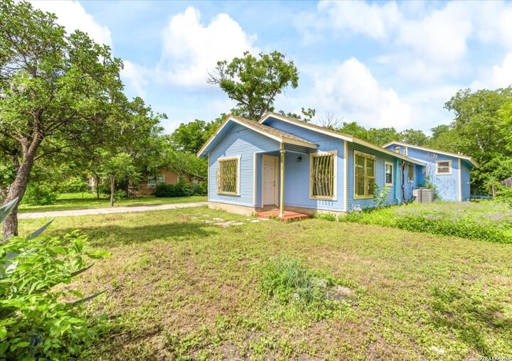 Property Photo: 2033 SW 19th St TX 78207