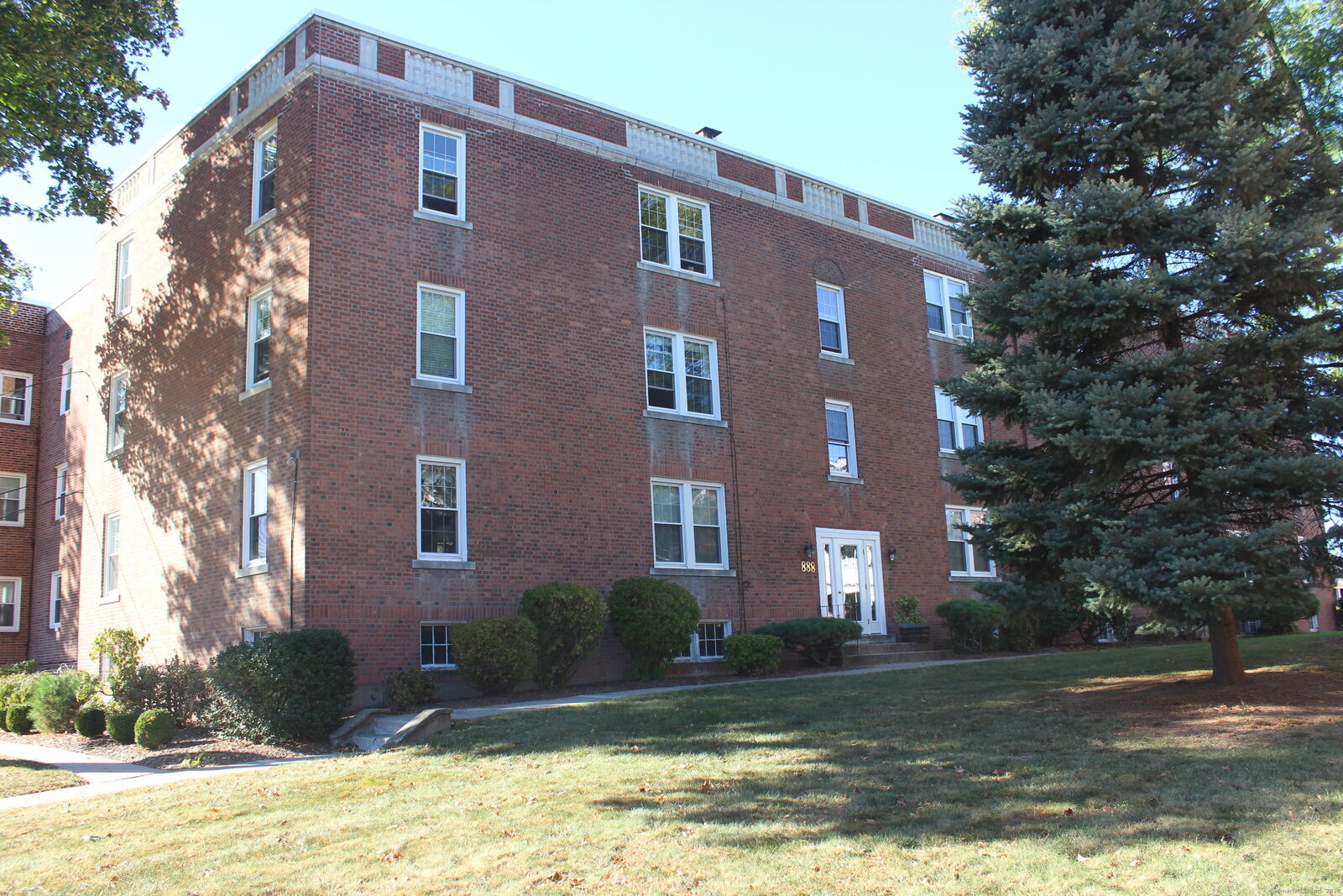 Property Photo:  888 Farmington Avenue D  CT 06119 