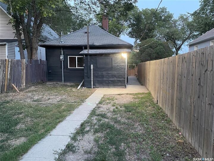 Property Photo: 1668 Ottawa Street SK S4P 1N9