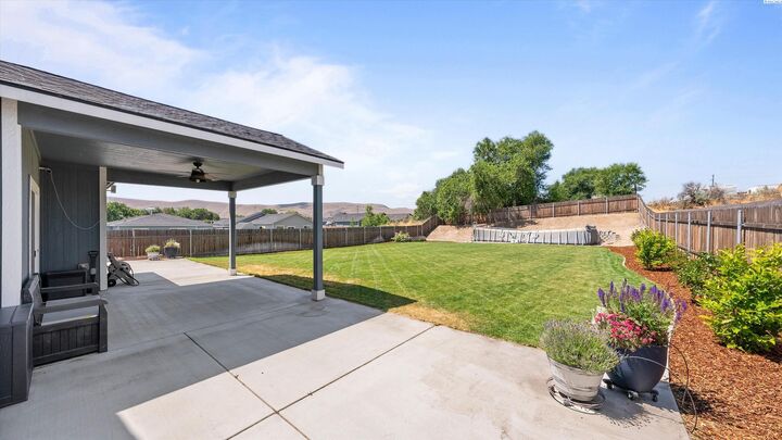 Property Photo:  1469 13th St  WA 99320 