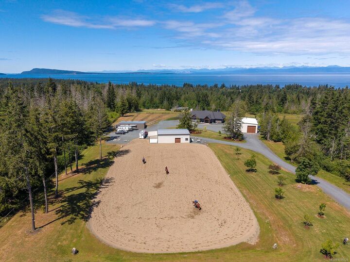 Property Photo: 416 Grovehill Rd BC V9K 2A3