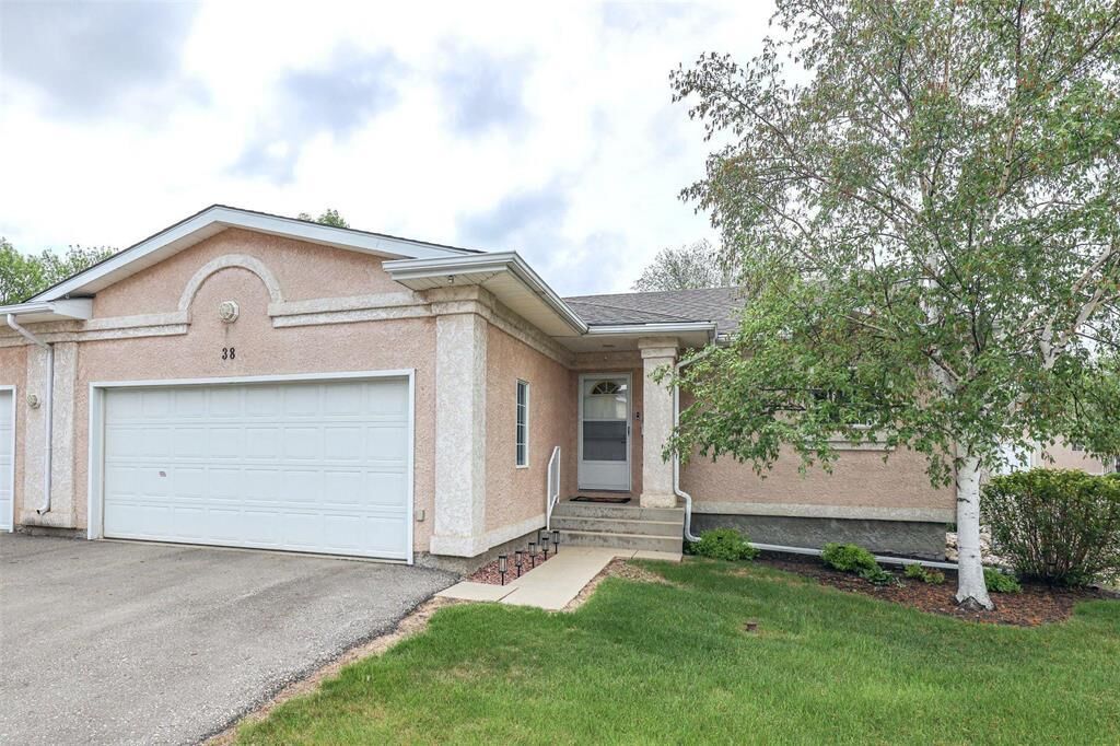 Property Photo:  650 Warde Avenue  MB R2N 3Z7 